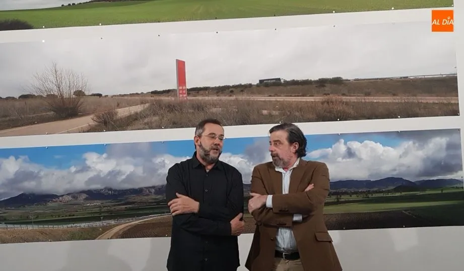 El fotógrafo Santiago Santos, junto a Adolfo Domínguez, en el Museo de Salamanca