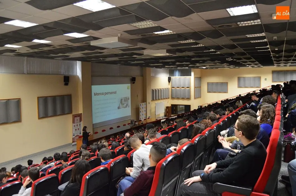 La Facultad de Comunicación acogió la charla con más de 350 asistentes