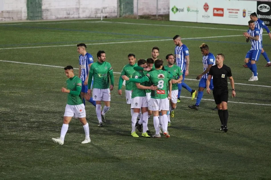 Los jugadores del Guijuelo celebran el 2-1 justo antes del descanso