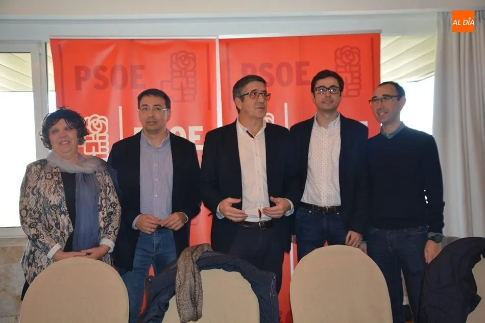 Patxi López junto al secretario provincial del PSOE, Fernando Pablos y otros dirigentes provinciales/ Foto: Lydia González