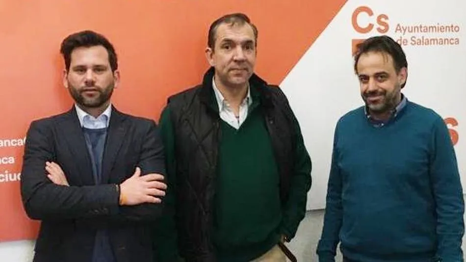 Alejandro González Bueno, a la izquierda, ha hecho estas reivindicaciones tras mantener hoy una reunión con Pedro Morales, presidente de la Asociación de Venezolanos en Salamanca (AVESA), en el centro