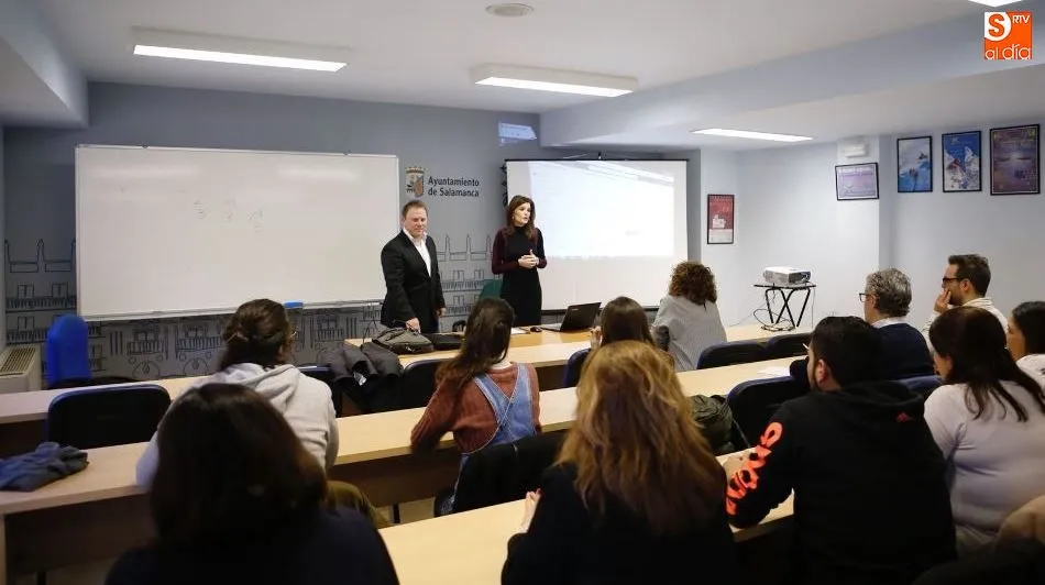 Almudena Parres, concejal de Comercio, en uno de los cursos promovidos por el Ayuntamiento