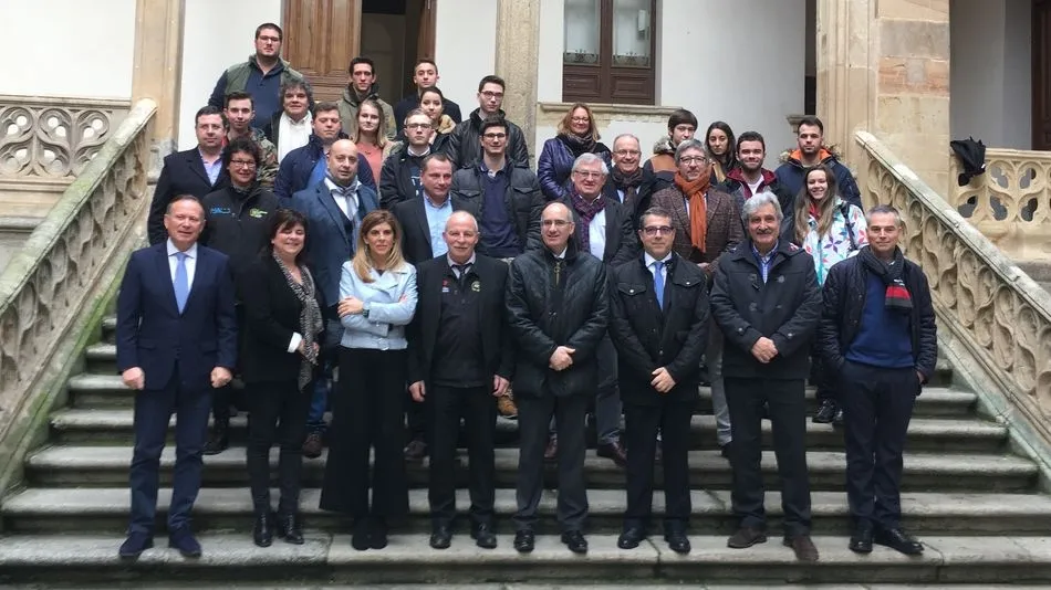 Representantes de la Diputación y de las delegaciones de Francia y Bélgica junto a los alumnos, en el patio del Palacio de la Salina