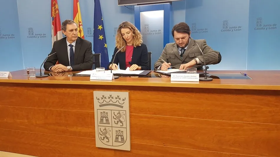 Firma del acuerdo entre CERMI CyL y la Consejería de Familia e Igualdad de Opotunidades