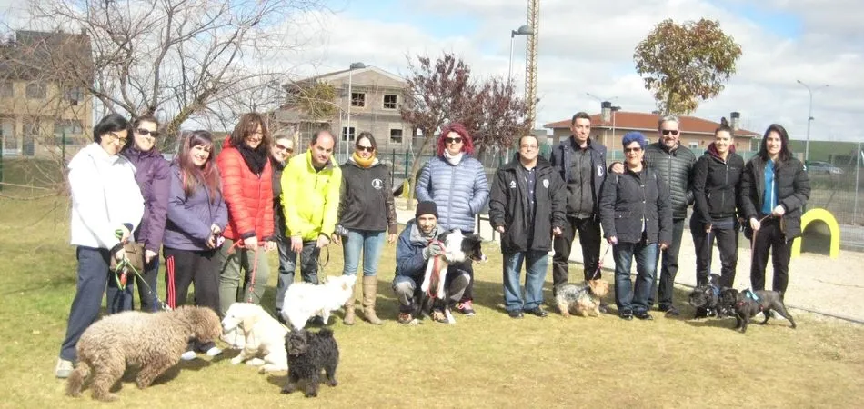 El concejal Antonio Malmierca, junto a participantes en anteriore actividades caninas