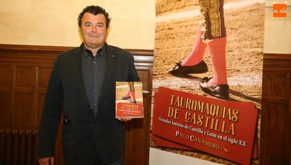 El critico taurino, escritor y colaborador de SALAMANCA AL DÍA, Paco Cañamero, con su libro ‘Tauromaquias de Castilla’