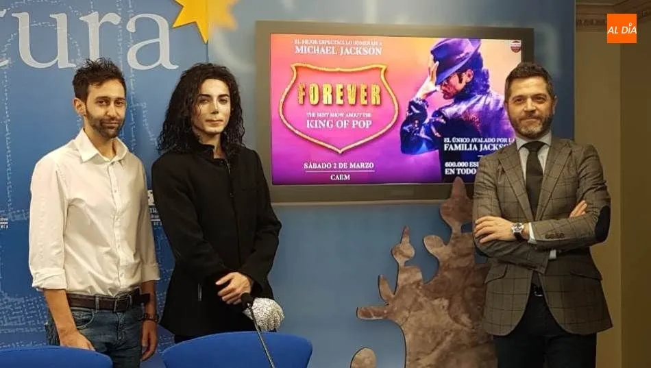 El concejal de Cultura, Julio López Revuelta, a la derecha, junto al director de Summum Music, Carlos López, y el artista Álex Blanco en la presentación de este espectáculo
