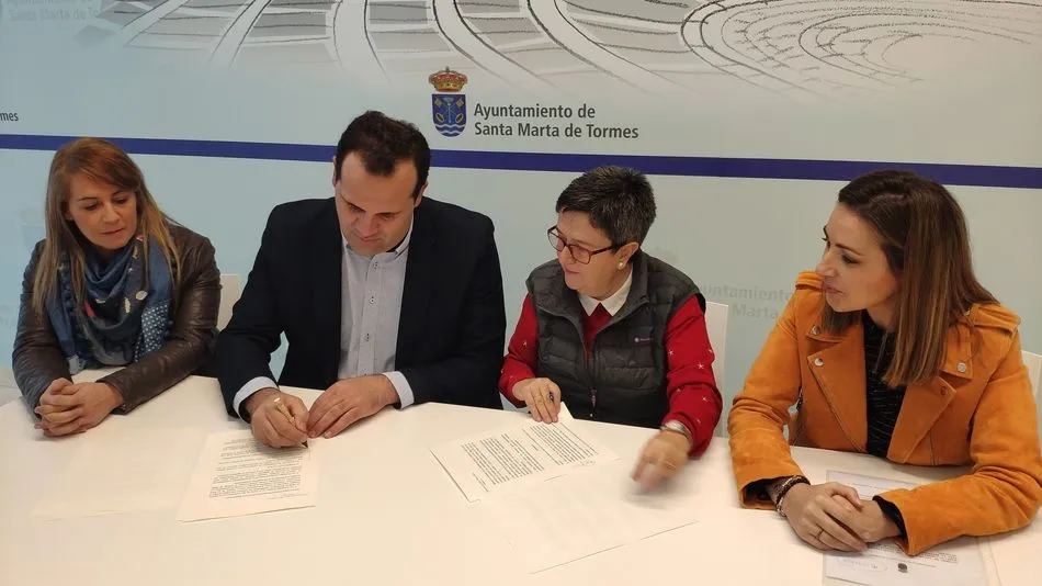 Un momento de la firma del convenio en el Ayuntamiento de Santa Marta