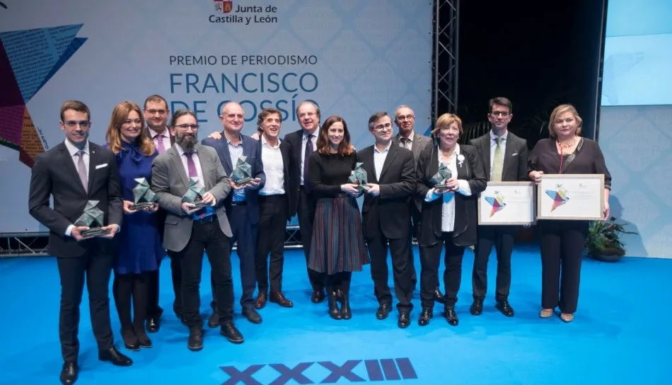 Juan Vicente Herrera, presidente de Castilla y León, en el centro, junto a los galardonados con el Premio Francisco de Cossío