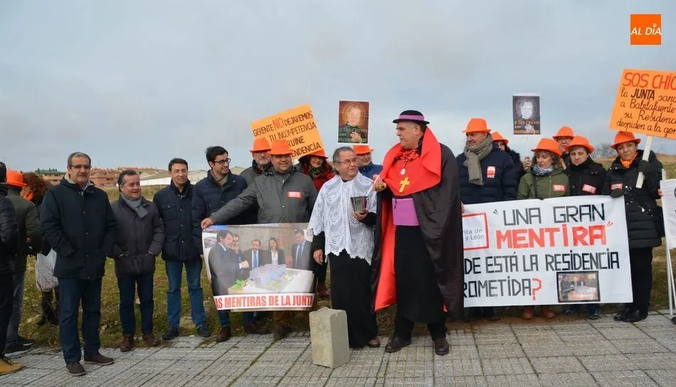 Acto simbólico y reivindicativo de CCOO para denunciar el retraso de este proyecto de una residencia de mayores en el barrio de Puente Ladrillo