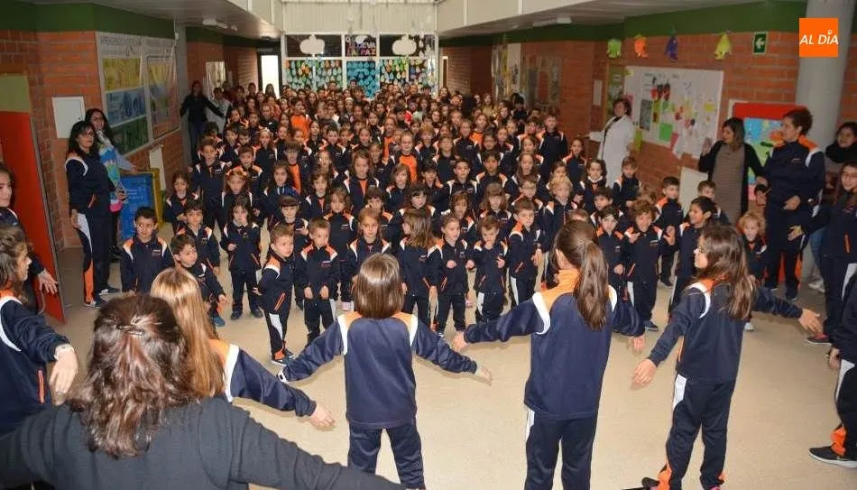 Baile de los escolares del colegio Antonio Machado, con motivo del Día de la Paz. Foto de Lydia González