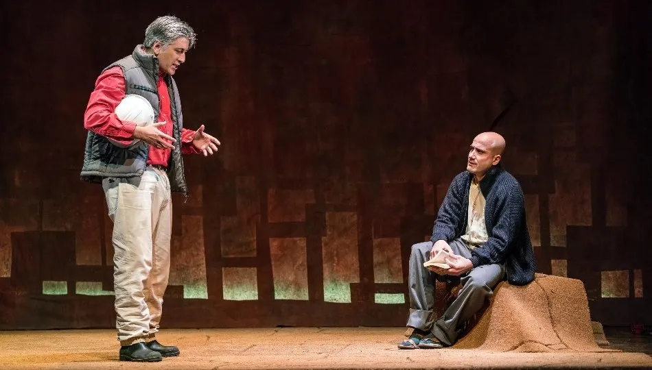 La zanja cuenta la historia de Miquel, técnico de una multinacional minera, llega a una explotación de la compañía en Sudamérica