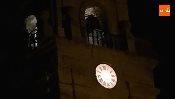El reloj de la torre de la iglesia ha perdido las agujas dejando una imagen que ha llamado la atención a vecinos y visitantes