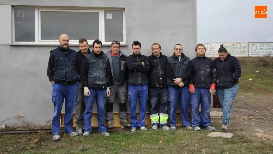 Además de formarse dotan al campo de fútbol de Vitigudino de vestuarios / MARIBEL SÁNCHEZ