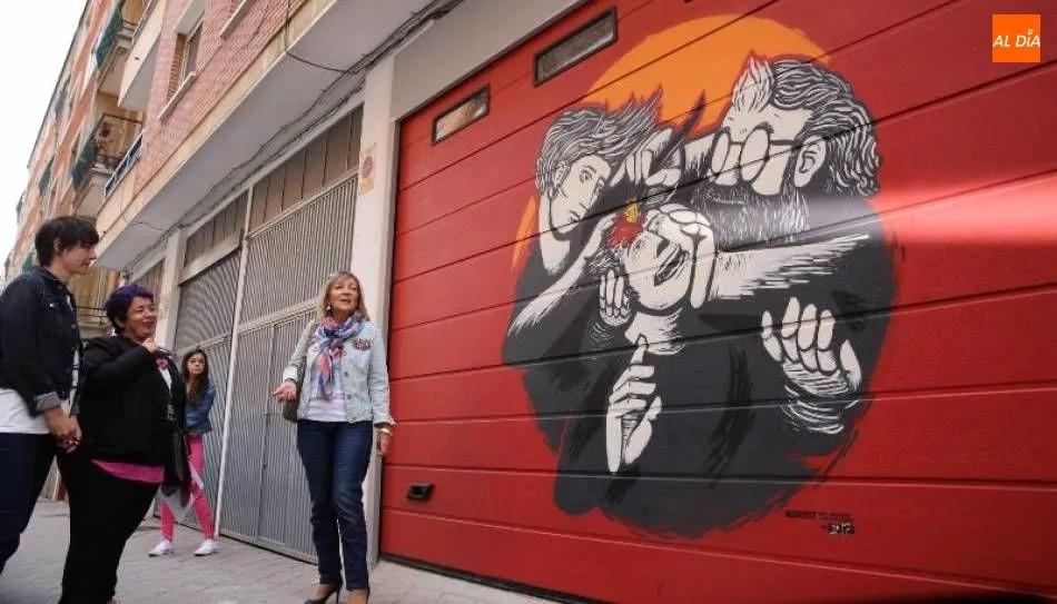 Presentación de una de las obras galardonadas en este certamen artístico