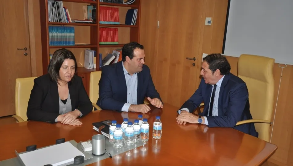 El consejero de Sanidad, Antonio María Sáez, ha mantenido una reunión con el alcalde de Santa Marta de Tormes, David Mingo