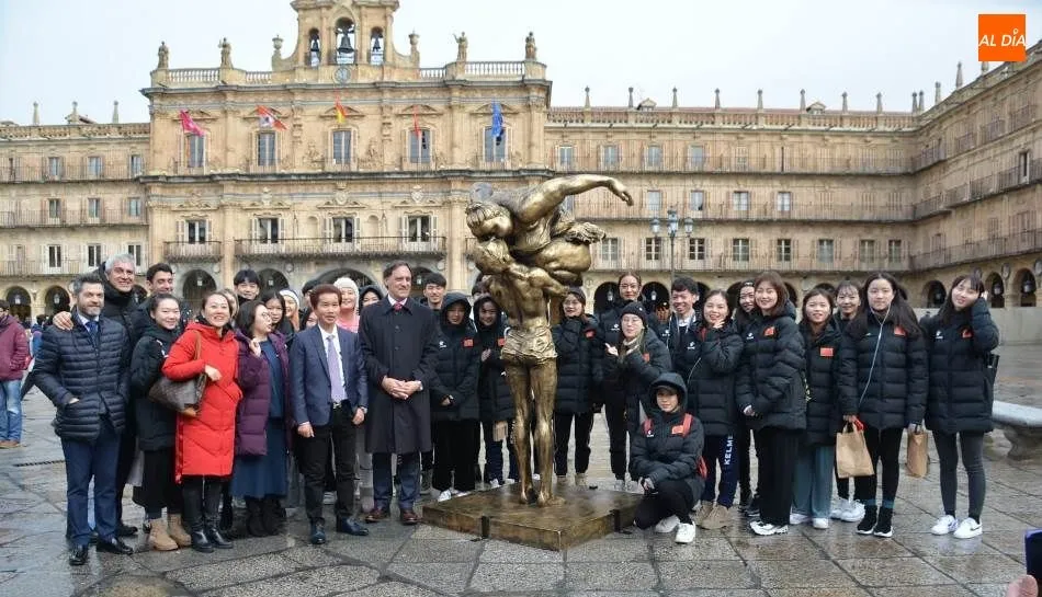 El alcalde y el artista, en el centro, junto a la escultura instalada en la Plaza Mayor. Foto de Lydia González