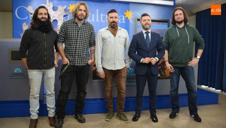 El músico Álex Carbayo, en el centro, en la presentación de este concierto junto a los integrantes de su banda y el concejal de Cultura, Julio López. Foto de Lydia González