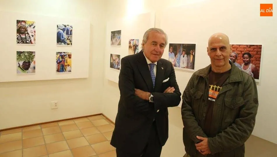 Ignacio Berdugo, director del Centro de Estudios Brasileños, a la izquierda, en una de las exposiciones en el Palacio de Maldonado