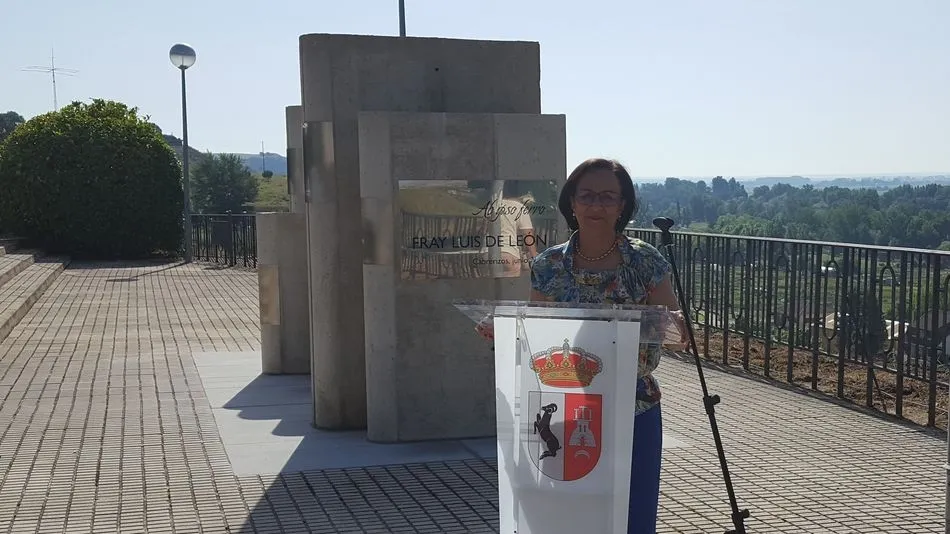 La alcaldesa, Lourdes Villoria, junto al monumento homenaje a Fray Luis de León
