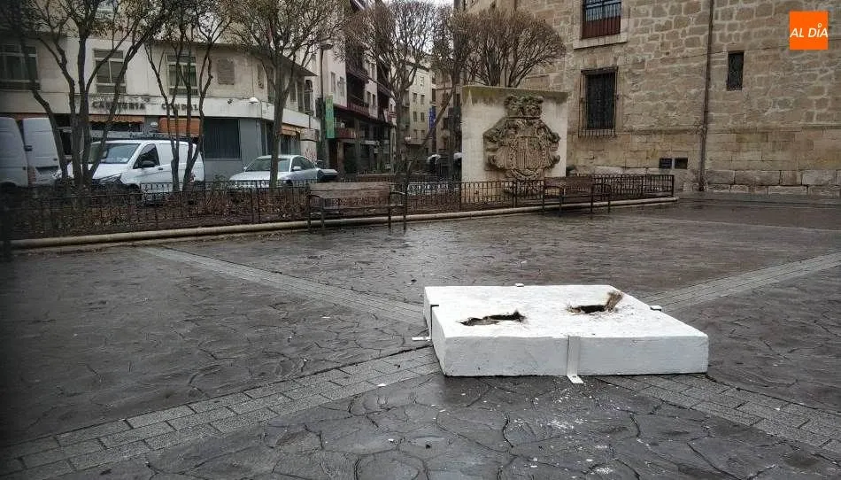 Estado del pedestal del que arrancaron la escultura en la plaza de Santa Eulalia. Foto de Lydia González