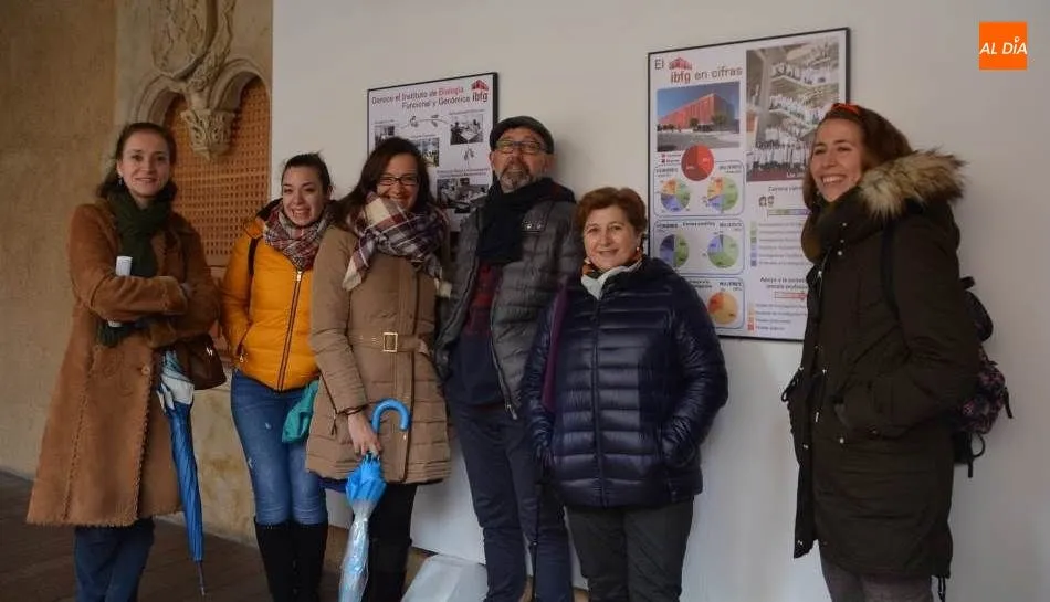 La delegada institucional del CSIC en Castilla y León, Mar Siles, y la vicedirectora del IBFG, junto a los promotores de esta exposición, en la Casa de las Conchas. Foto de Lydia González
