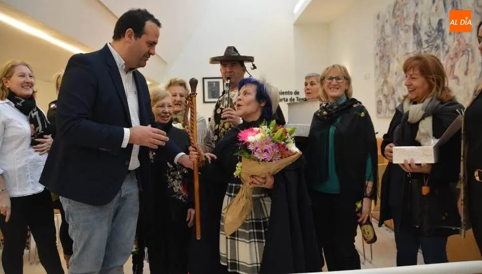 El alcalde, David Mingo, entrega el bastón de mando a las águedas/ Foto: Lydia González