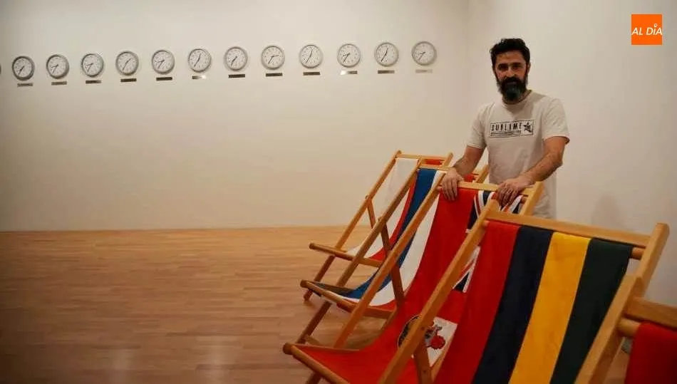 El artista Eugenio Merino, junto a algunas piezas de su exposición en el Da2. Foto de Lydia González