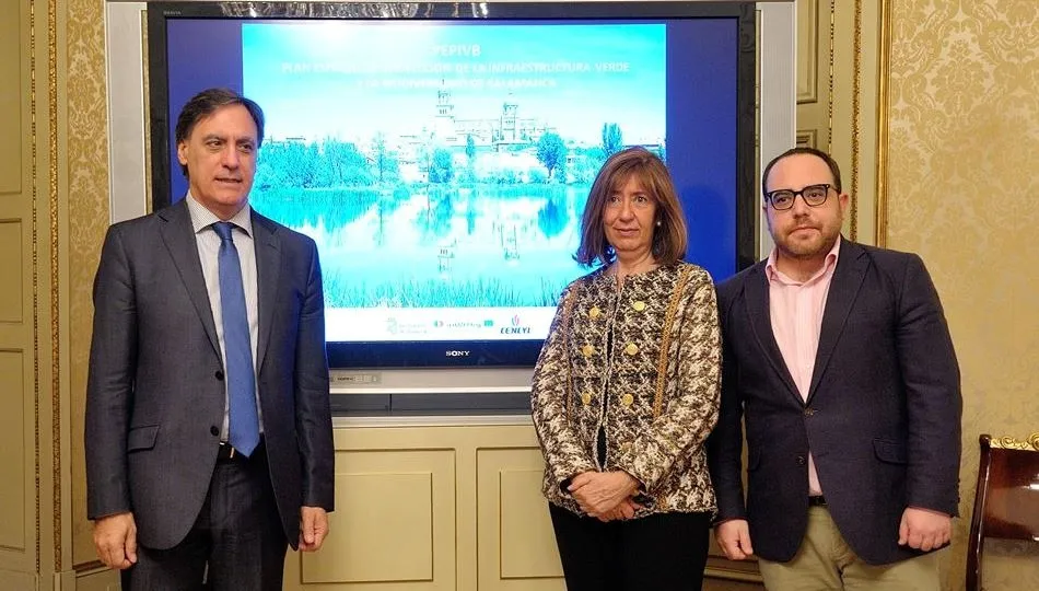 El alcalde de Salamanca, Carlos García Carbayo, a la izquierda, durante la presentación del Plan de Infraestructura Verde