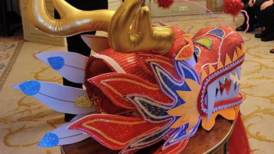 Cambio de escenario del pasacalles con motivo del Año Nuevo Chino en Salamanca