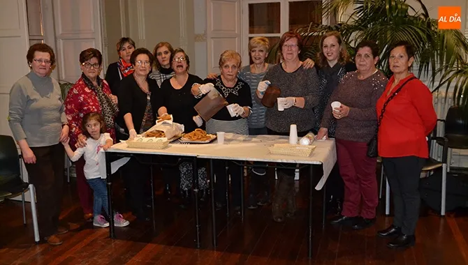Las aguederas de Peñaranda organizaban una Chocolatada a beneficio de Cáritas para inaugurar su programa festivo