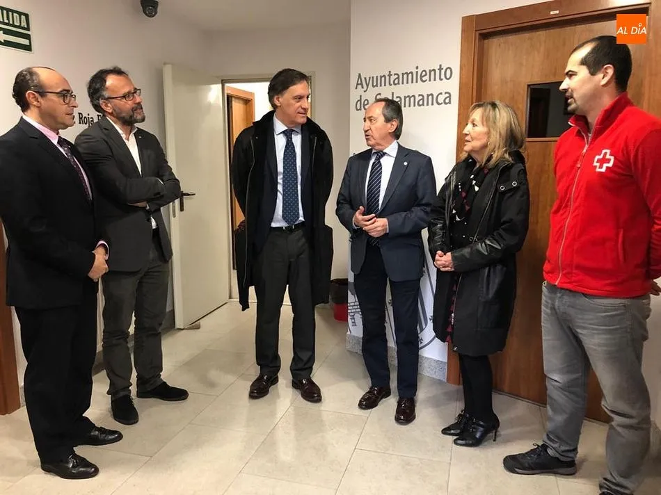 El alcalde, Carlos García Carbayo, visitó a los dirigentes de Cruz Roja en Salamanca