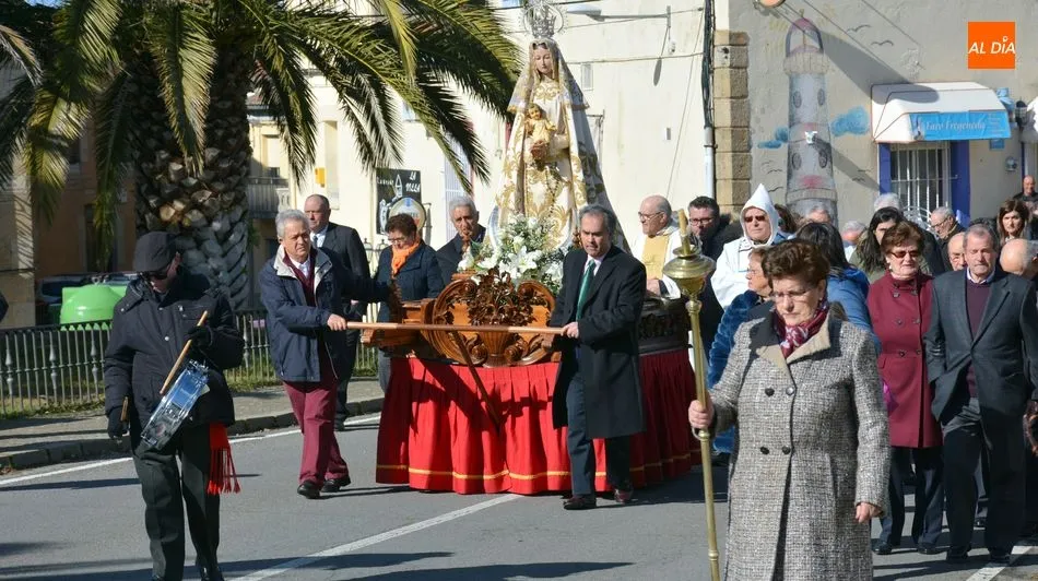 La imagen de la Virgen fue sacada en procesión por el pueblo / E. Corredera