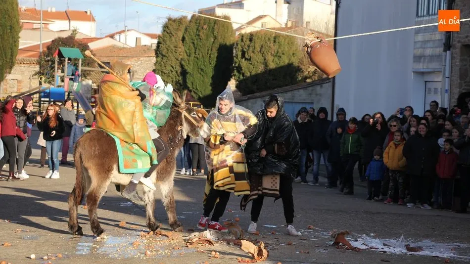 A pesar del frío, nadie quiso perderse la rotura de cántaras por los quintos a lomos del burro / MARIBEL