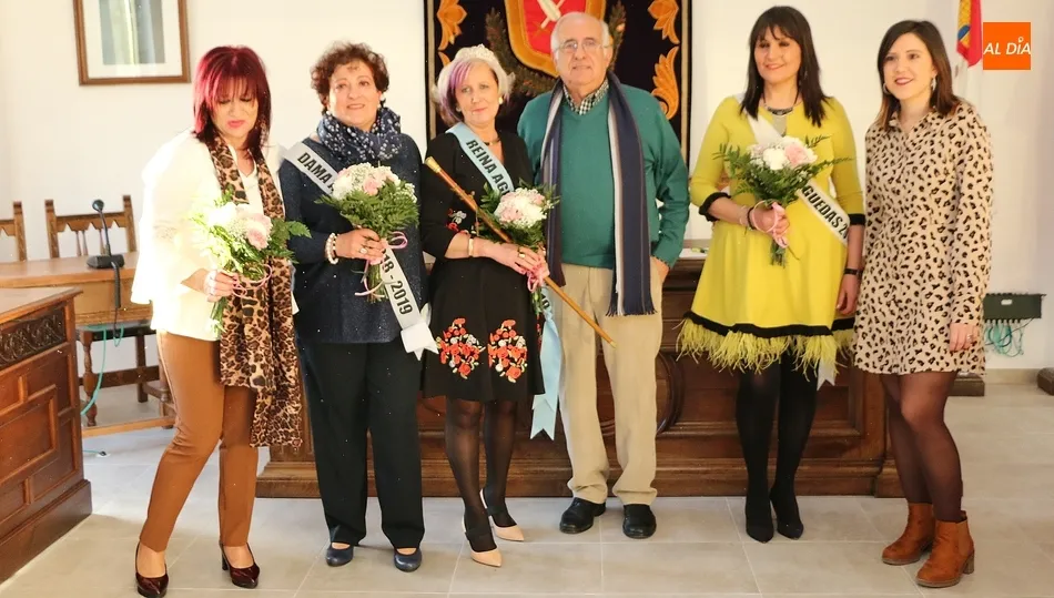 El alcalde de Vitigudino, Germán Vicente, hacía entrega del bastón municipal a Loli Santiago / CORRAL
