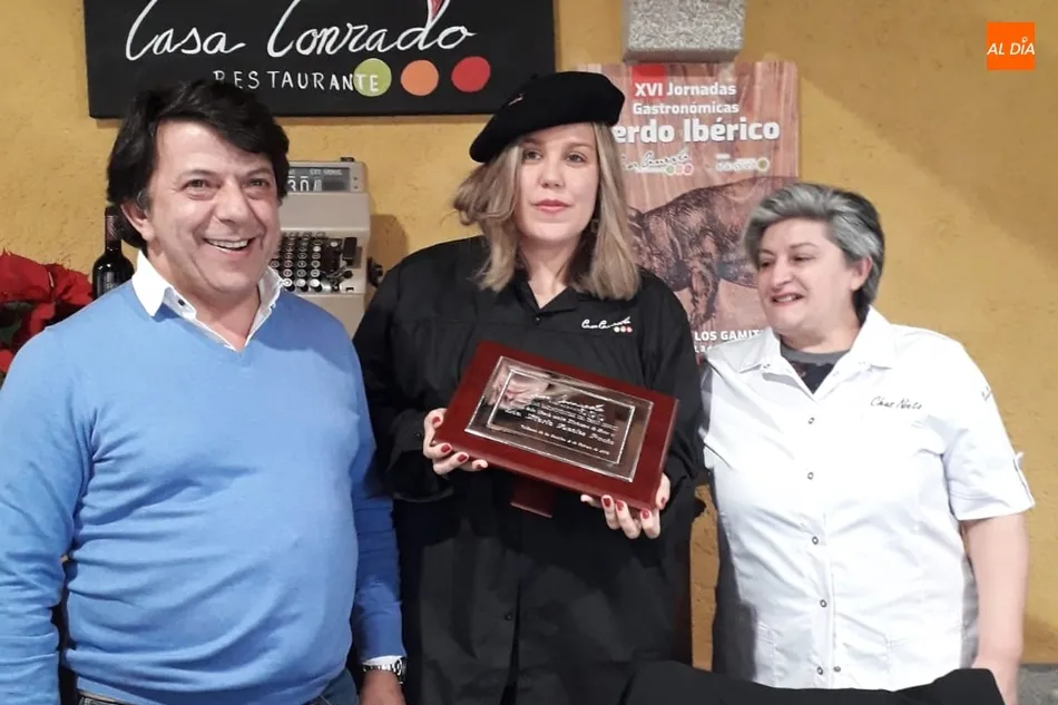 María Fuentes, Matancera de Honor, acompañada por Conrado Calvo y su mujer María Jesús Nieto / REP. GRÁFICO: CORRAL