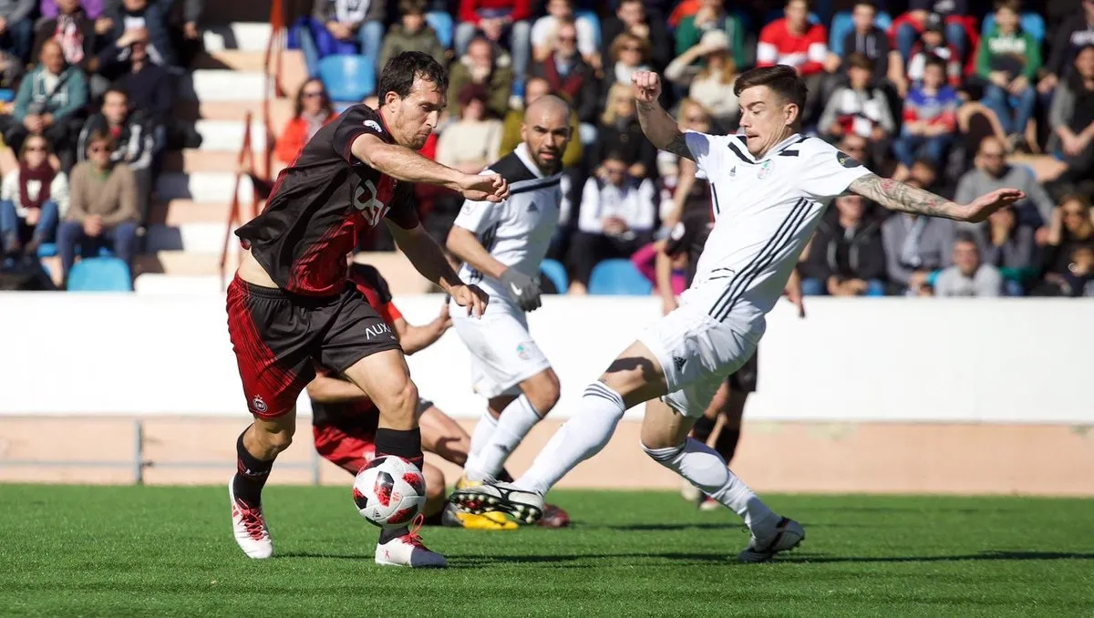Toño Vázquez pelea un balón / @UnionAdarve