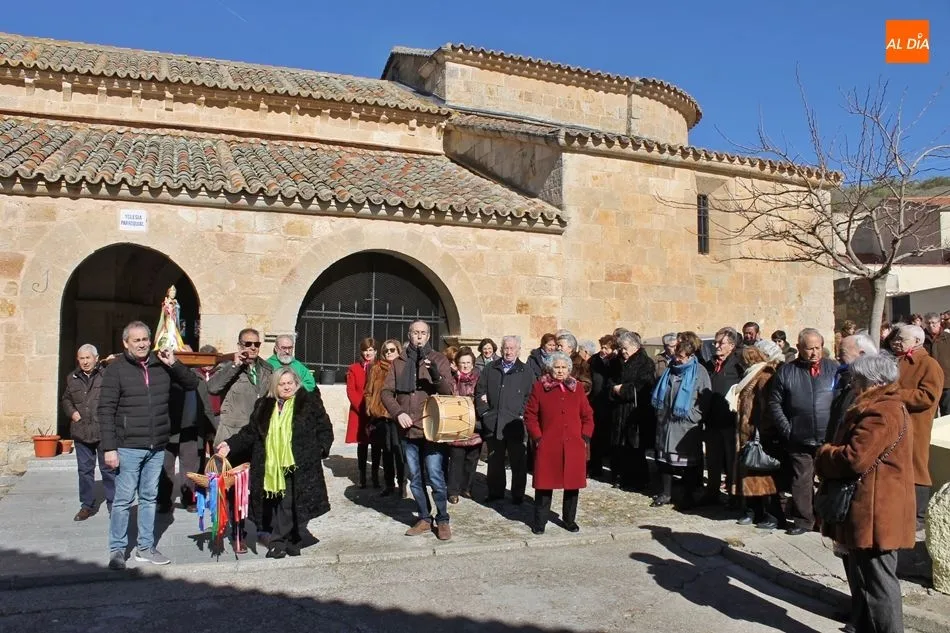 Los vecinos acompañan a la imagen del patrón San Blas a las puertas de la iglesia