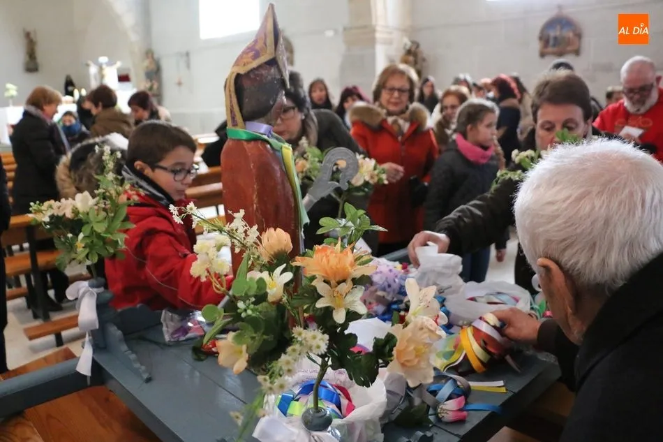 Tras la misa tenía lugar la bendición de gargantillas, que dicen libran de los males de garganta / CORRAL
