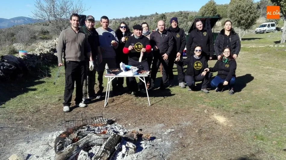 Los miembros de la peña K-51 preparados para hacer el asado