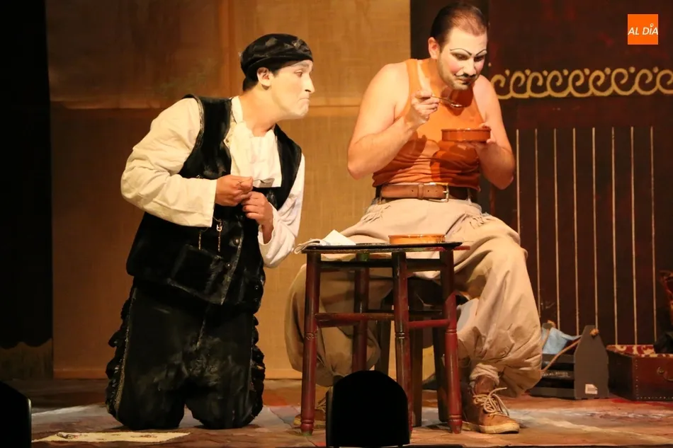 Buen trabajo del elenco de actores de la compañía Teatro Estable de Leganés / CORRAL