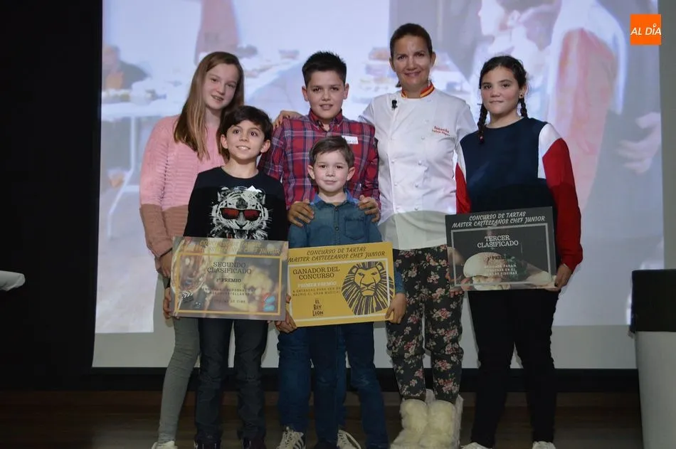 Los ganadores del concurso junto a la presentadora Samantha. Foto de Ángel Merino