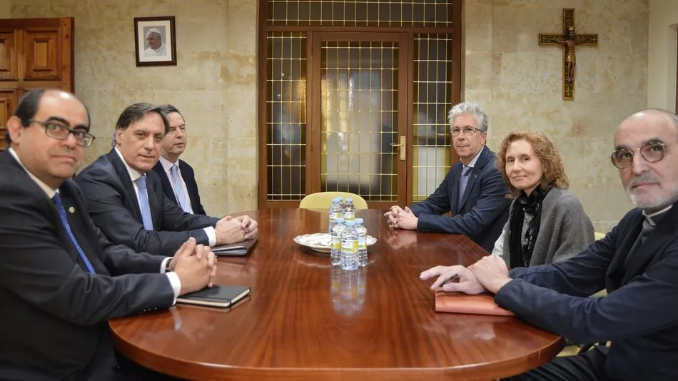 Reunión del Ayuntamiento y la UPSA, con la presencia del alcalde, Carlos García Carbayo, y la rectora, Mirian Cortés