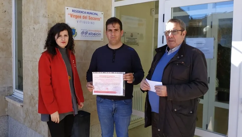 Responsables de la Asamblea Comarcal de Cruz Roja de Vitigudino recibiendo el donativo de uno de los gerentes de la residencia (centro)