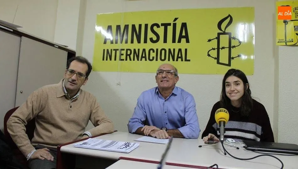 Juan Luis Hernández, coordinador de Amnistía Internacional en Salamanca, junto a dos colaboradores