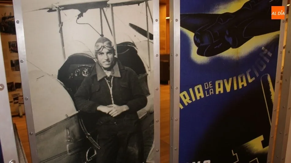 Paneles de la exposición que narra la historia de los pilotos y aviones de la aviación republicana