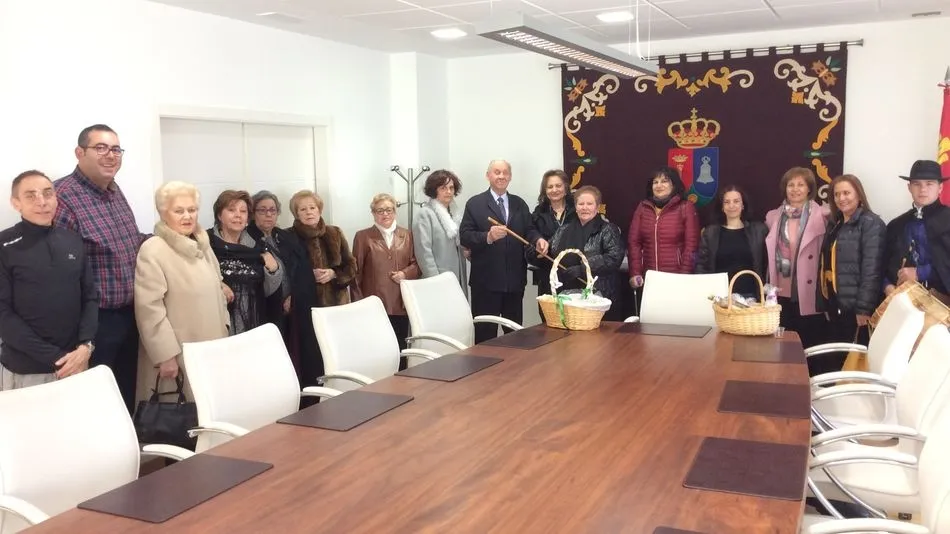 El alcalde, José Martín, entregó el bastón de mando a las águedas del municipio