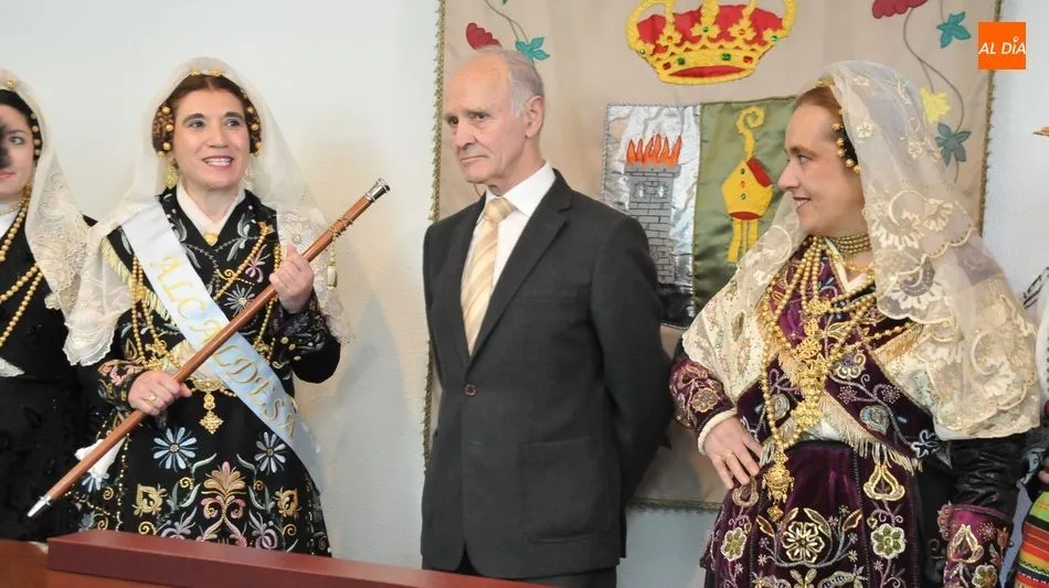 La alcaldesa de las Aguedas recogió el bastón en nombre de todas las mujeres de Lumbrales / E. Corredera