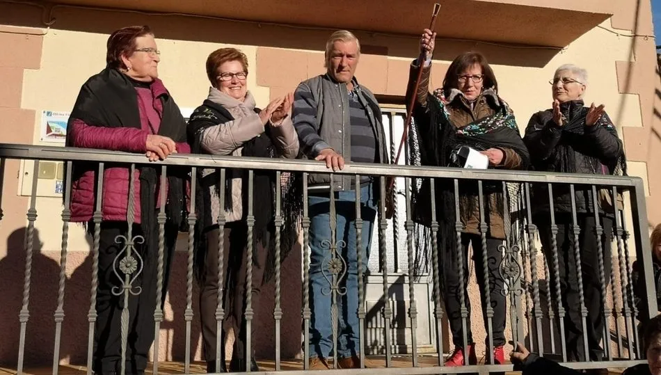 Teresa holgado recvibía el bastón de mando municipal del manos del alcalde Antonio Sánchez / FOTOS: CATA SÁNCHEZ