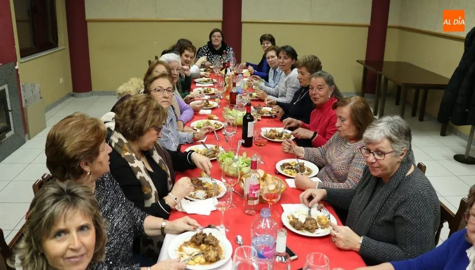 Las águedas de Peralejos de Abajo celebran la fiesta en la mesa  